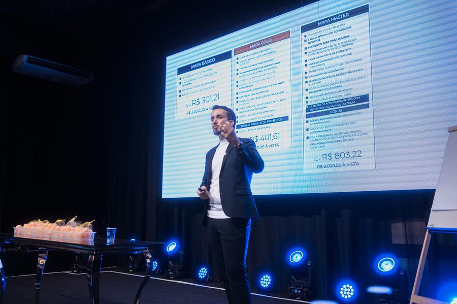 Palestrante no palco do RM Summit